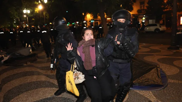 
                    PSP: Sete feridos e 31 detidos nos protestos em Lisboa e no Porto
                