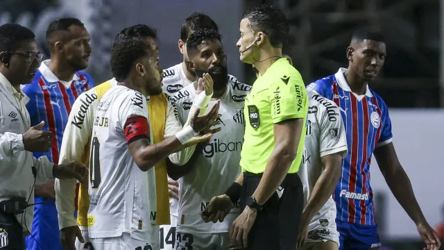
                    Palmeiras de Abel volta ao topo e lei Prestianni vale expulsão a Neymar
                