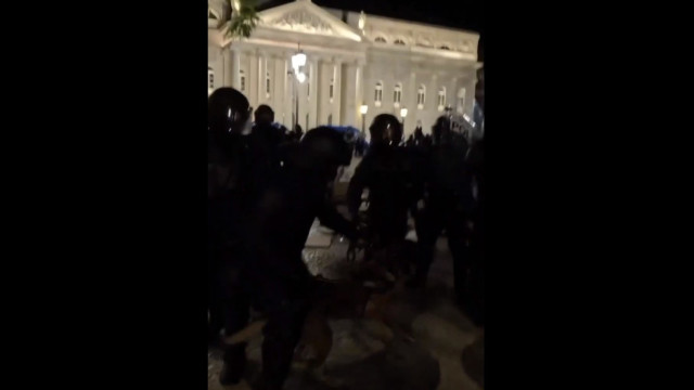 PSP avançou sobre manifestantes em Lisboa e no Porto. As imagens