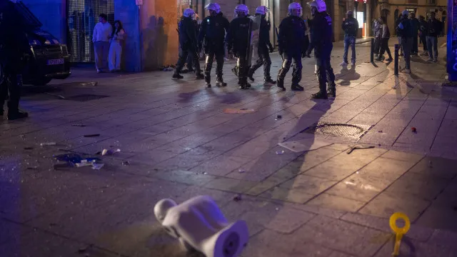 Mais de 120 detidos e 15 polícias feridos em distúrbios em Barcelona