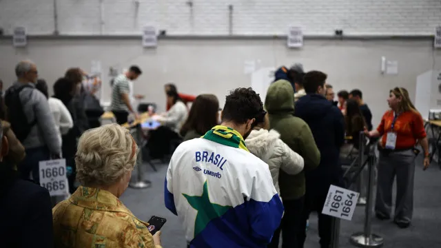 Abertas mesas de voto para 2.ª volta entre Lula e Bolsonaro. As imagens
