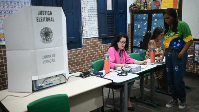 AO MINUTO: Flávio Bolsonaro já votou; 158 milhões chamados às urnas