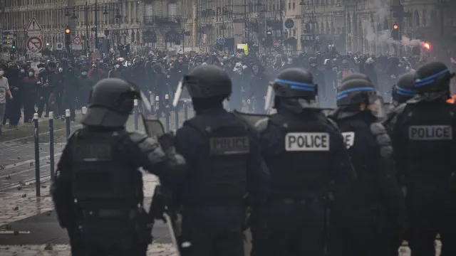 Mais de 1.310 detenções em França nas manifestações de sábado