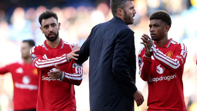 
                    Castigo? Carrick risca Bruno Fernandes do onze do United ante Bournemouth
                