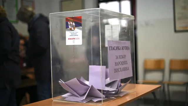 Urnas abrem numa Sérvia dividida entre Vucic e um movimento de estudantes
