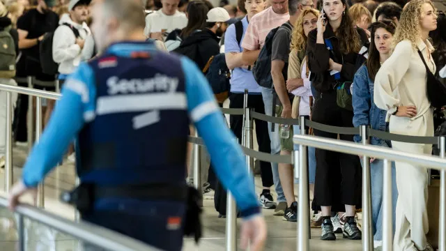 Aeroporto de Amesterdão cancela uma centena de voos devido a temporal