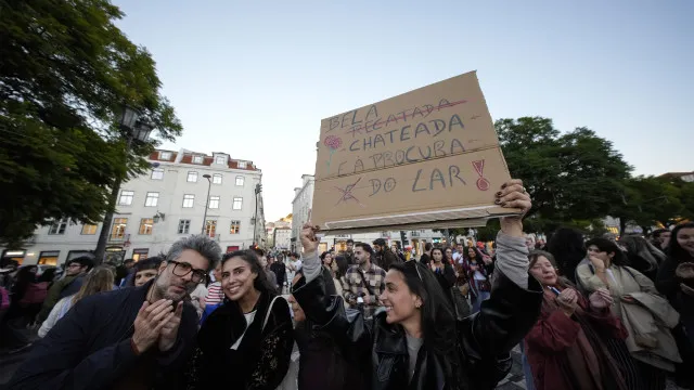 
                    Constitucionalista critica manifestantes e rejeita abusos da PSP
                