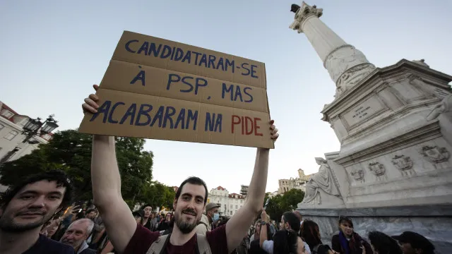 "Candidataram-se à PSP, mas acabaram na PIDE". Os cartazes em Lisboa