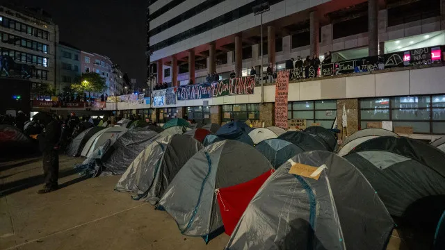 
                    Milhares de pessoas na Praça D. João I aguardam a assembleia popular
                