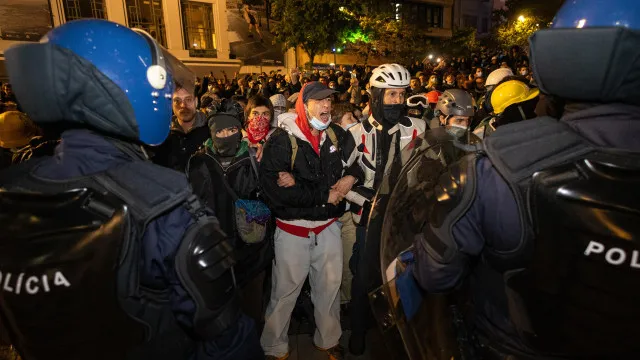 Protesto pela habitação junta cerca de 300 pessoas no Porto