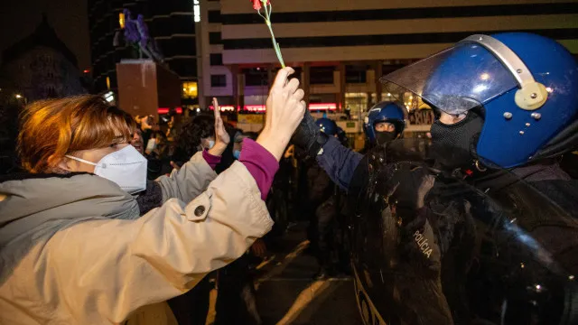 Praça D. João I faz minuto de silêncio pelos manifestantes agredidos