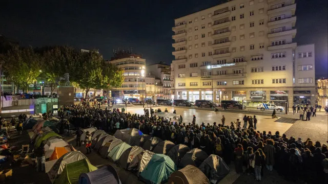 
                    Festejos e buzinas por Lula fecham dia de manifestação no Porto
                