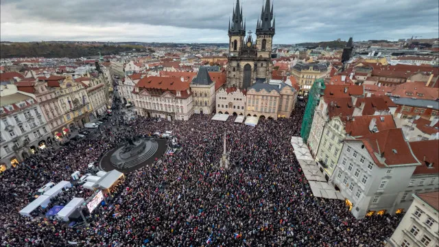 
                    Milhares em Praga contra corte de financiamento à rádio e TV públicas
                