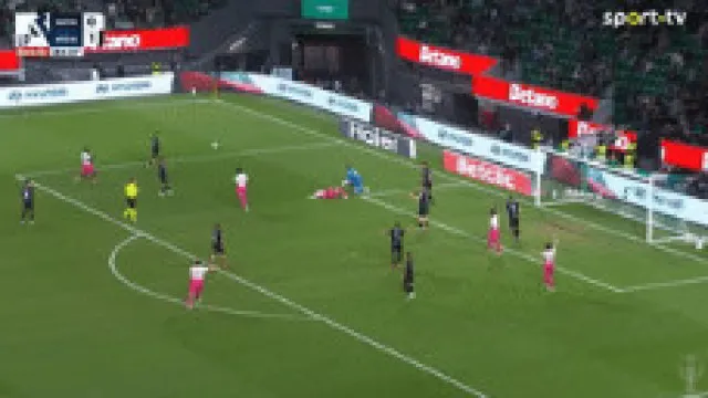 
                    Polémica em Alvalade. Maxi Araújo é 'atropelado', mas VAR anula penálti
                