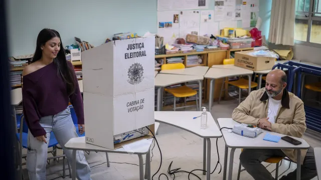 
                    Mesas de voto encerradas no Brasil e contagem recomeça após prorrogação
                