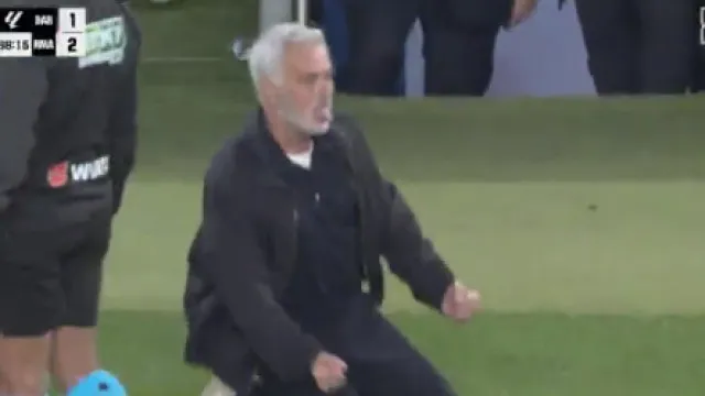 
                    Ajoelhou. Reação de Mourinho à vitória sobre o Barcelona diz tudo
                