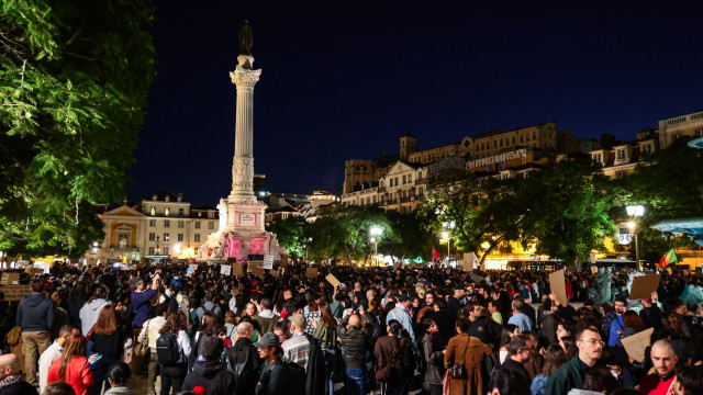 AO MINUTO: Acampada sai do Rossio; No Porto, não dormem na D. João I