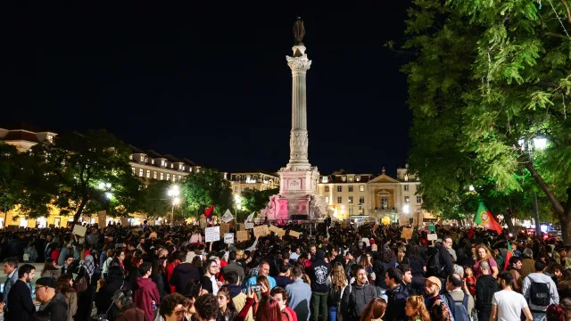 “Lula paz e amor” conclui noite de acampada para muitos no Rossio