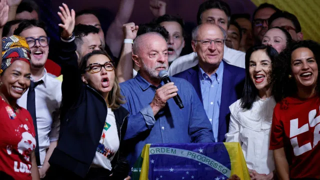 Vitória de Lula já de madrugada em Portugal marca edições online
