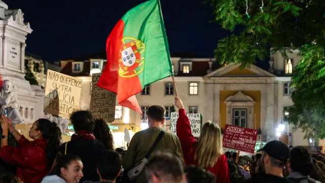 
                    Acampada de Lisboa realiza vigília no Campus da Justiça e volta ao Rossio
                