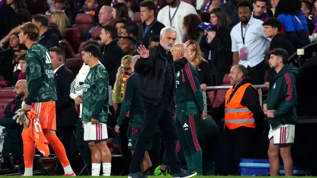 
                    Mourinho festeja, mas visa Cancelo e arbitragem: 