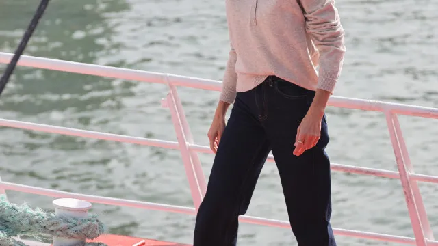 
                    Letizia sofre grande queda em barco durante visita oficial. O vídeo
                