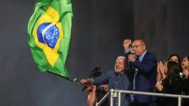 "O povo venceu". Lula dá a volta e é reeleito (Bolsonaro quer anulação)