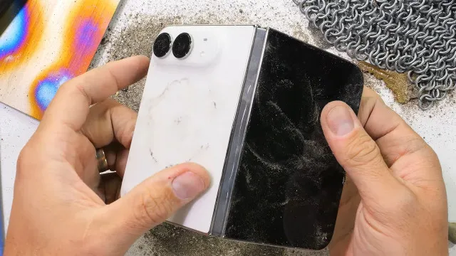 iPhone Duo não resistiu a teste de resistência. Veja o vídeo