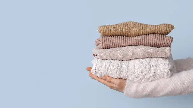 
                    Vai trocar o armário para o outono? Como tirar cheiro a mofo das roupas
                