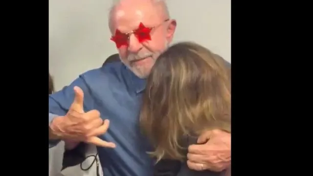 De óculos estrelados e abraçado a Janja: Como Lula soube da vitória