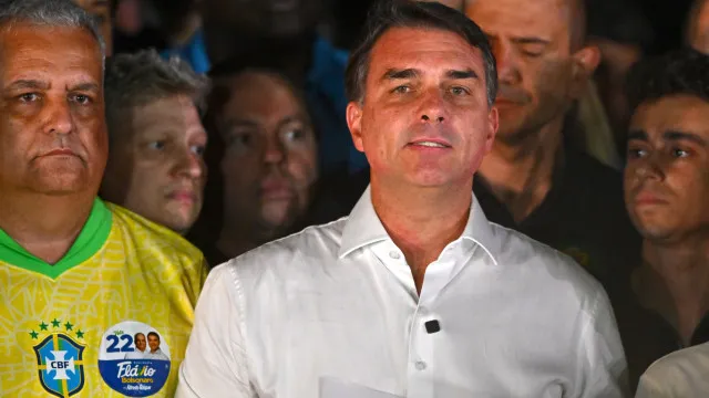 Flávio Bolsonaro diz que vai pedir anulação das eleições presidenciais