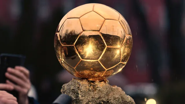 
                    Dos candidatos à explicação do local. Bola de Ouro 2026 entregue hoje
                