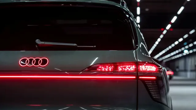 
                    Novo Audi Q9 estreia iluminação com design curvo. Segredo está no vidro
                