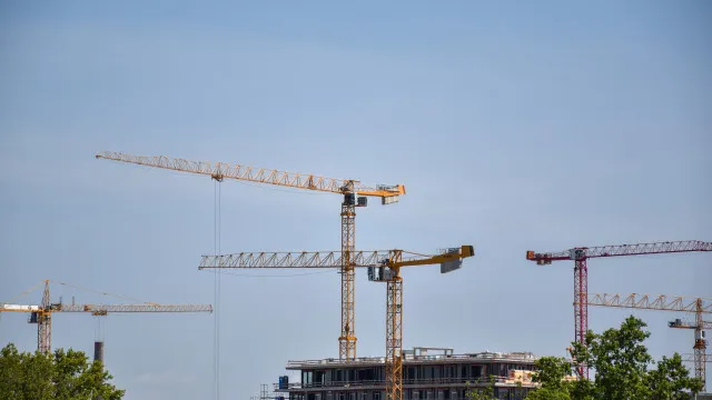 
                    Concursos de obras públicas em queda: AICCOPN revela dados até setembro
                