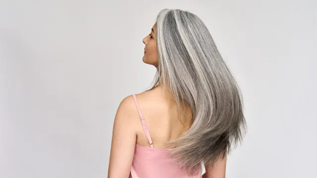 
                    Tem cabelos brancos? Erros evitar para manter uma cor bonita e saudável
                