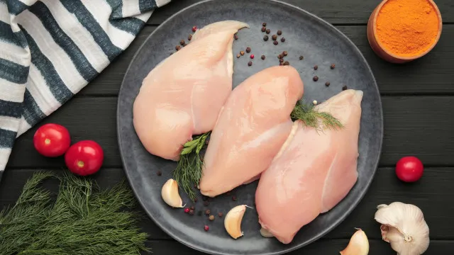 
                    Frango no frigorífico? O local onde o põe pode colocar saúde em risco
                