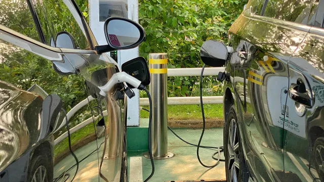 Carros elétricos continuam a crescer e ultrapassam gasolina na Europa