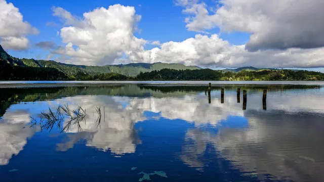 Lagoa das Furnas com sonda para monitorização do sistema vulcânico