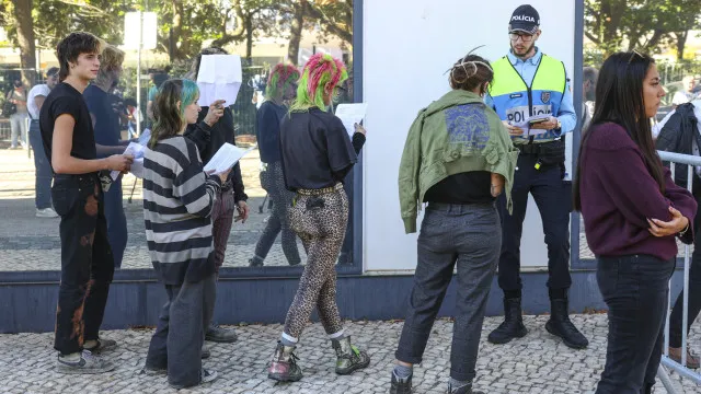 Detidos no Rossio: Meia centena solidária à porta do tribunal em Lisboa