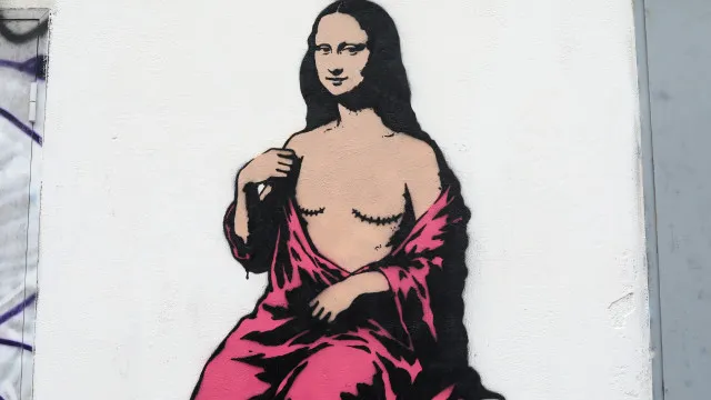 Mona Lisa surge com cicatrizes de mastectomia em mural em Milão