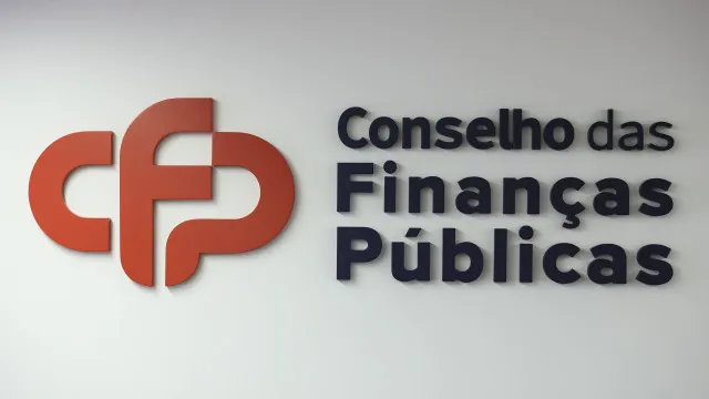 
                    Governo prevê excedente, mas Conselho das Finanças antecipa défice
                