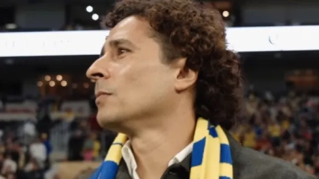 
                    Guillermo Ochoa emociona-se com homenagem incrível no México
                