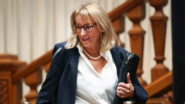 
                    Ministra do Trabalho afirma revisão da lei laboral é 
