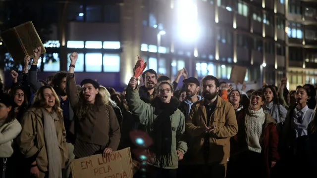 Acampada do Porto junta-se a protesto por casal ameaçado de despejo