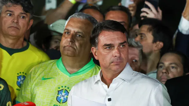 
                    Juiz proíbe Flávio Bolsonaro deixar Brasil e exige entrega do passaporte
                