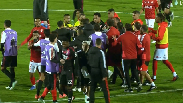 Caldo entornado. Santa Clara-Benfica acaba com confusão e cinco vermelhos