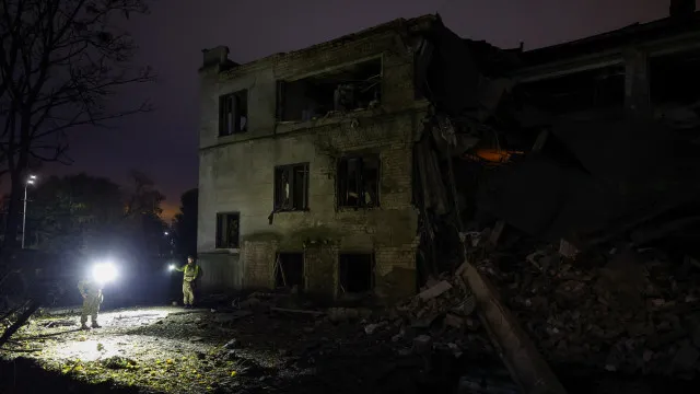 
                    Ataque russo com mísseis em Kyiv causa um morto e oito feridos
                