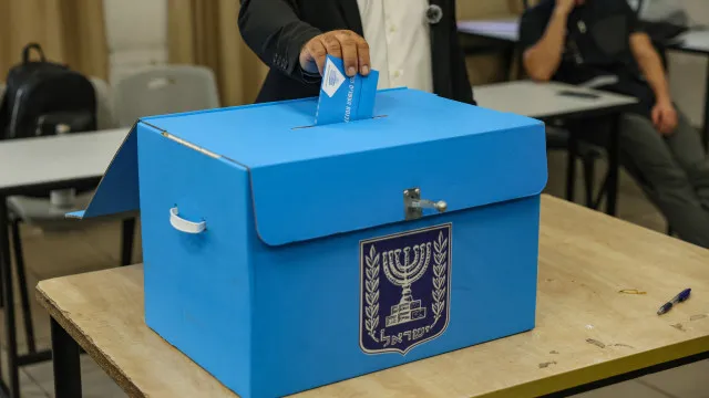 
                    Urnas abertas em Israel para eleições cruciais para Netanyahu
                