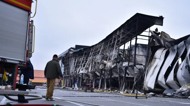 
                    Ponte principal de Kyiv encerrada após ataque russo
                
