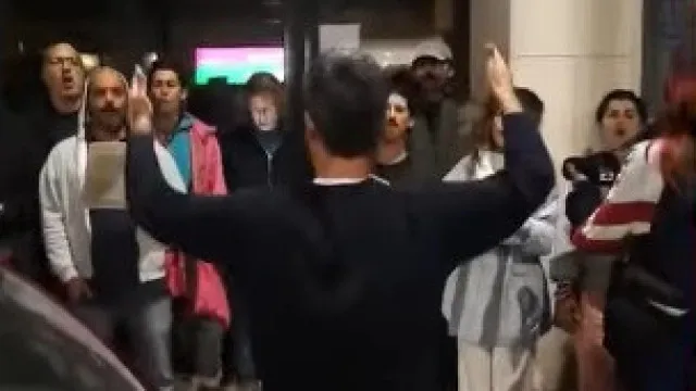 "Pode ser que acorde". Coro canta à porta de Seguro nas Caldas por reação